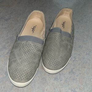 TAHARI flats size 7